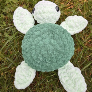 Roheline amigurumi kilpkonn Kiki – pehme heegeldatud kaisukilpkonn